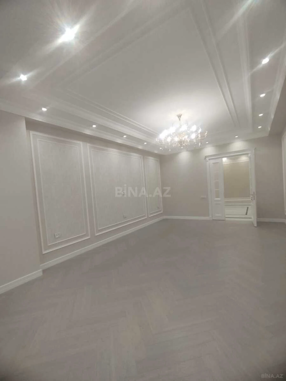 Satılır 4 otaqlı mənzil 215 m²