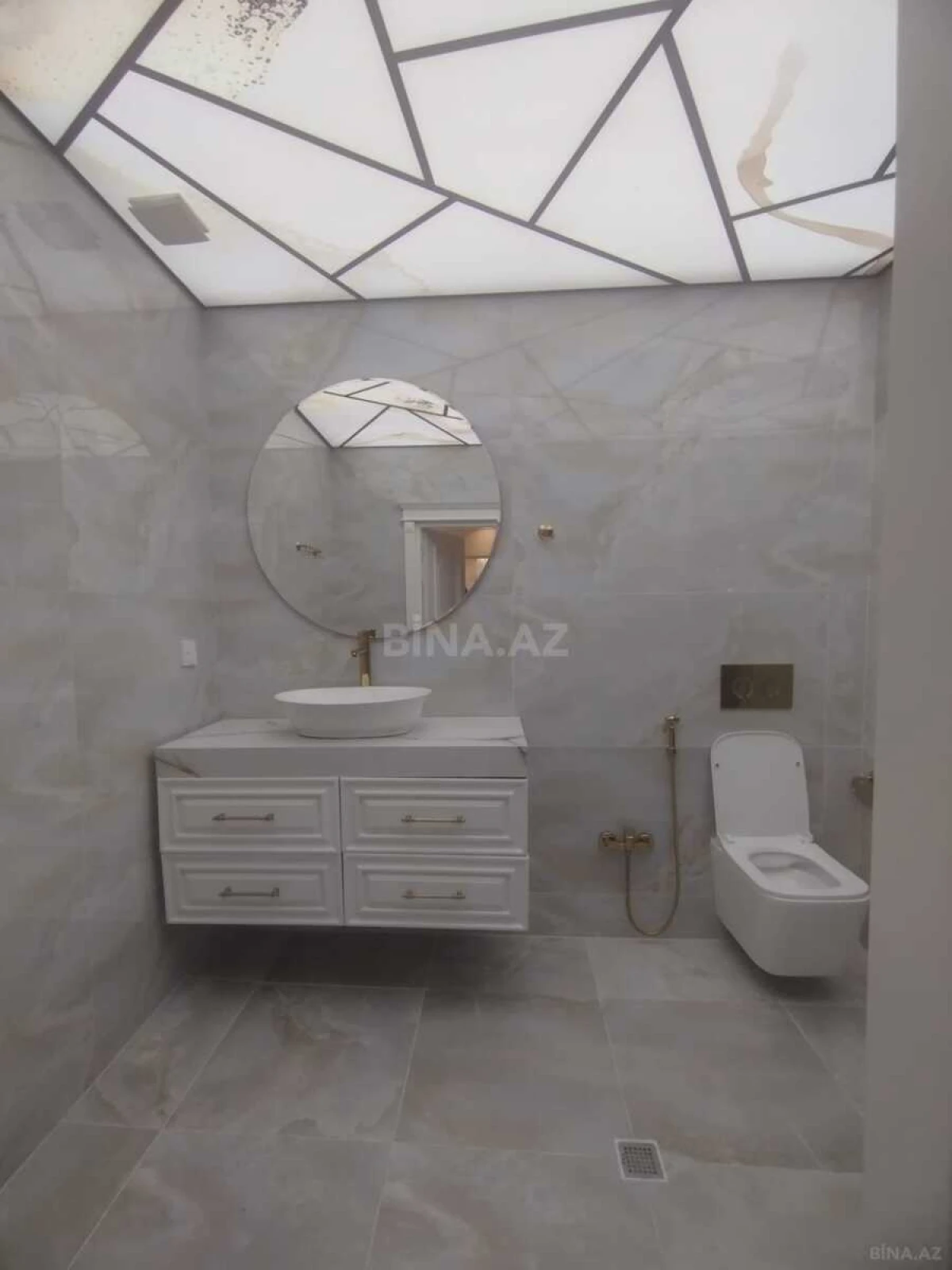 Satılır 4 otaqlı mənzil 215 m²