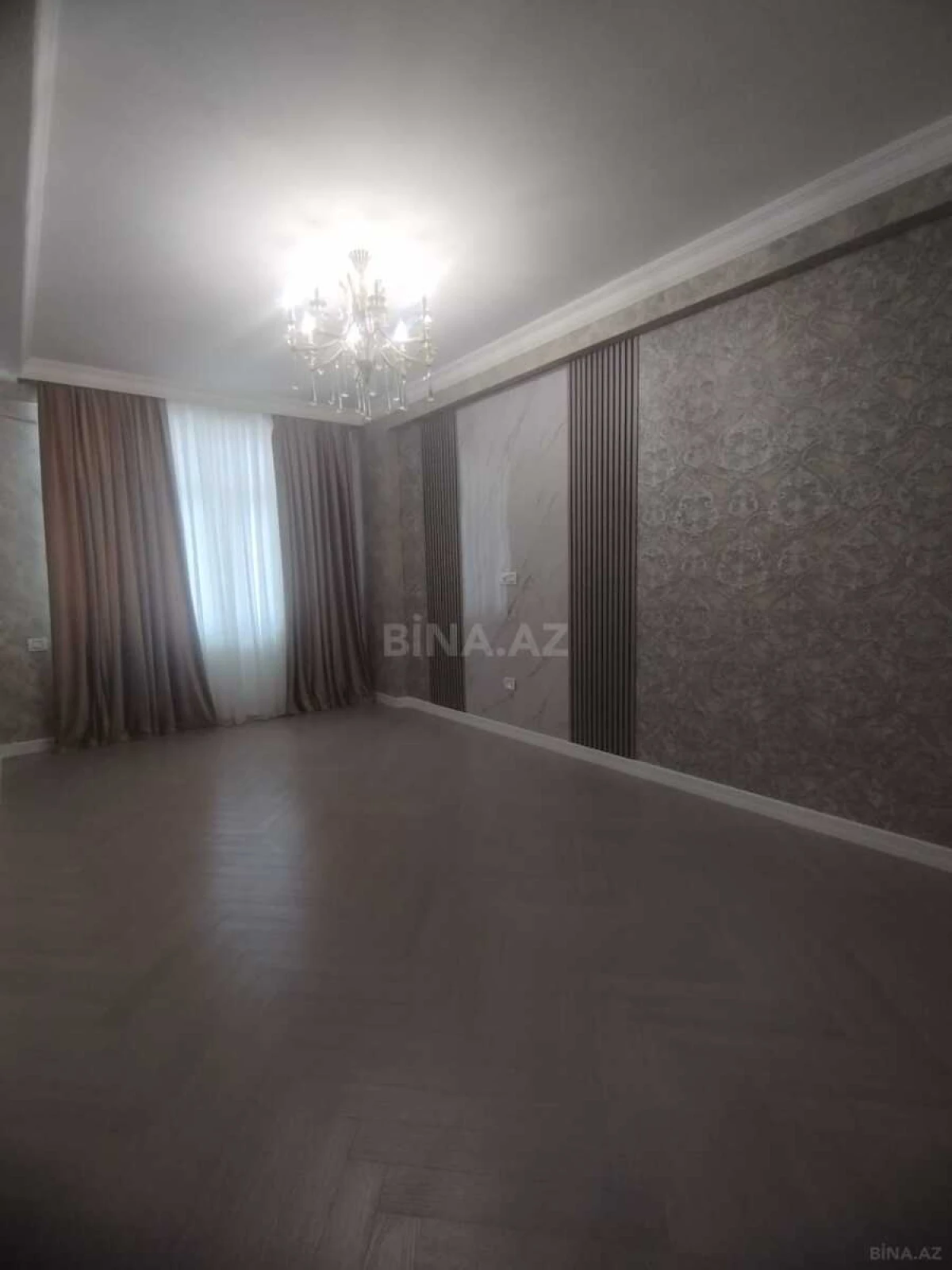 Satılır 4 otaqlı mənzil 215 m²