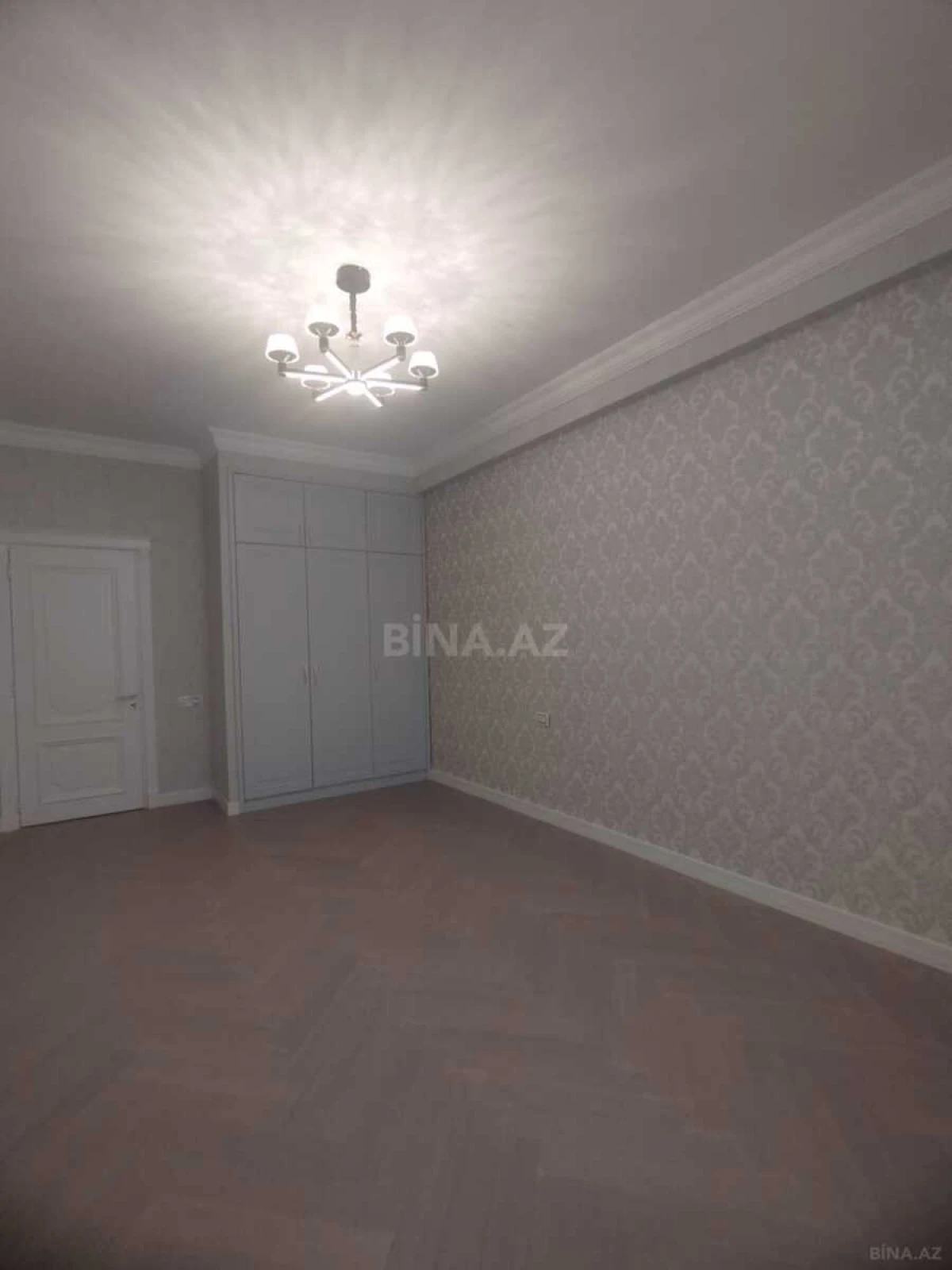 Satılır 4 otaqlı mənzil 215 m²