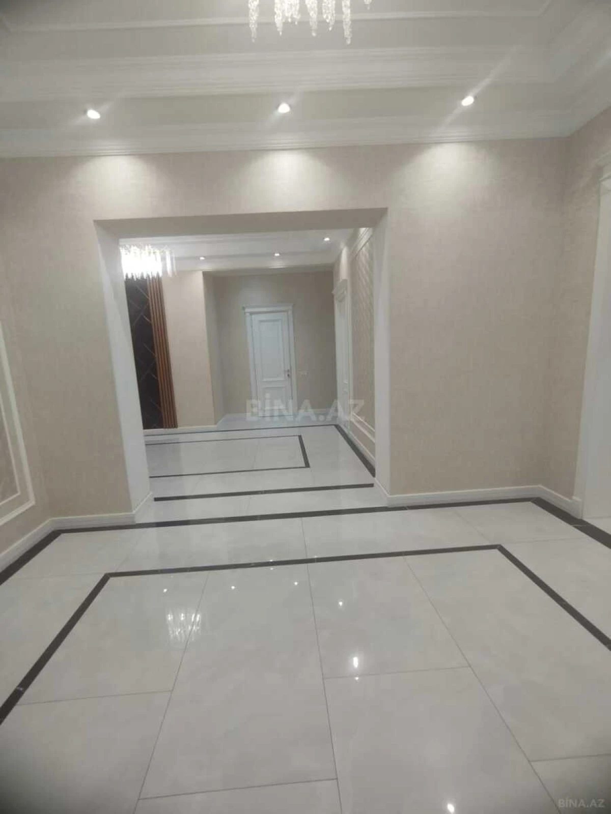 Satılır 4 otaqlı mənzil 215 m²