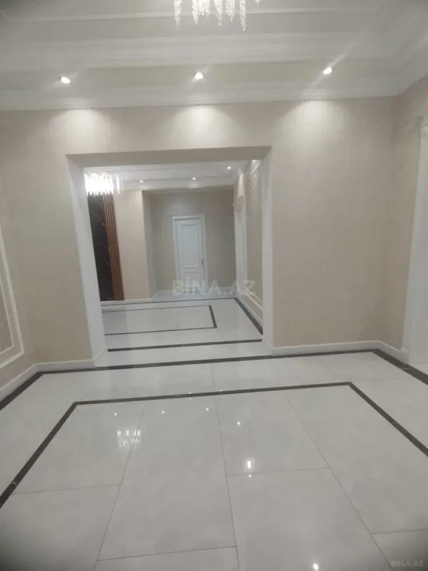 Satılır 4 otaqlı mənzil 215 m²