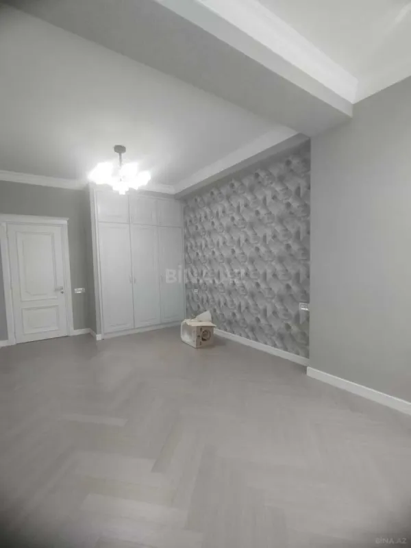Satılır 4 otaqlı mənzil 215 m²