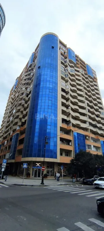 Satılır 4 otaqlı mənzil 179.5 m²