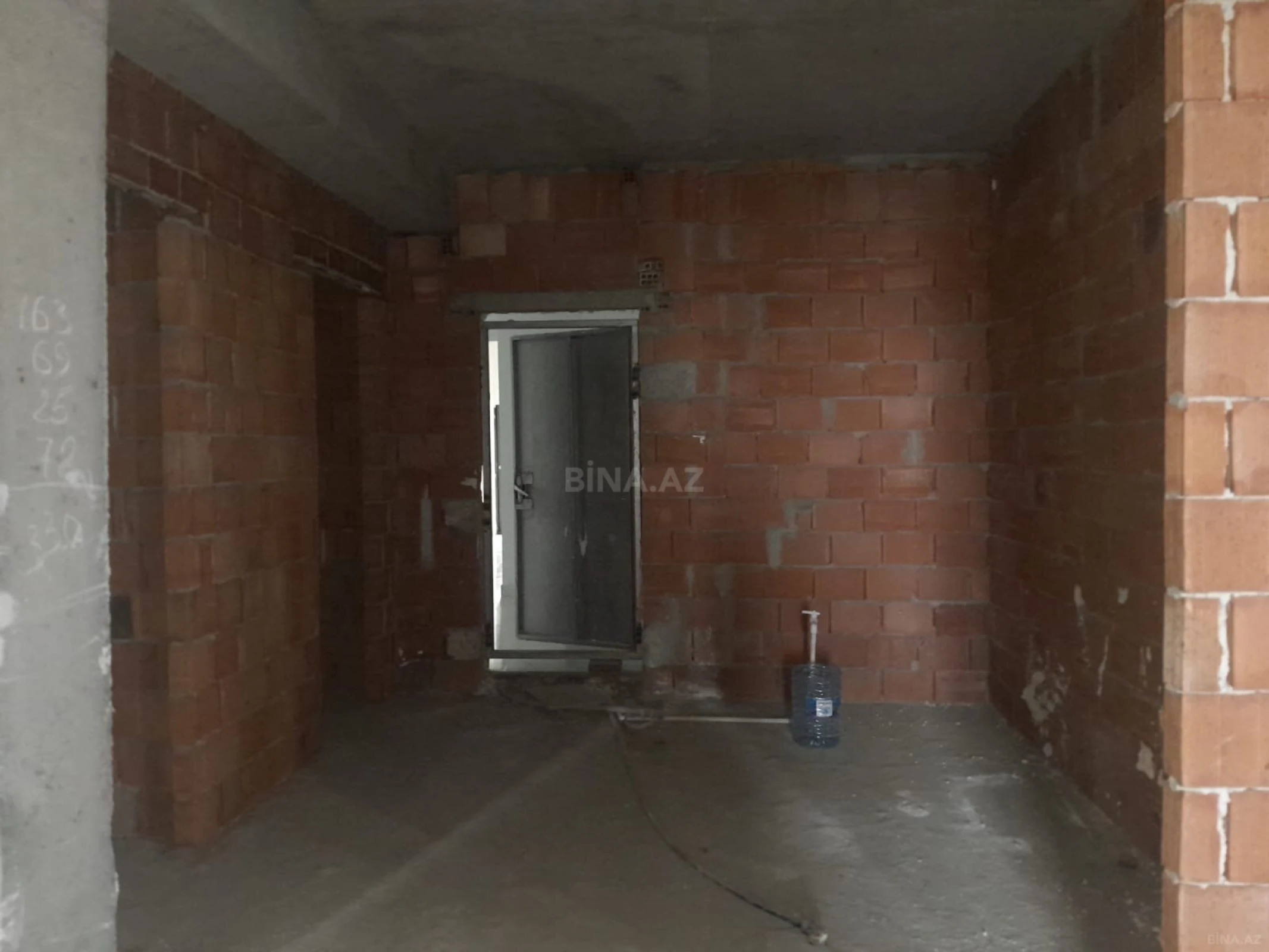 Satılır 4 otaqlı mənzil 165 m²