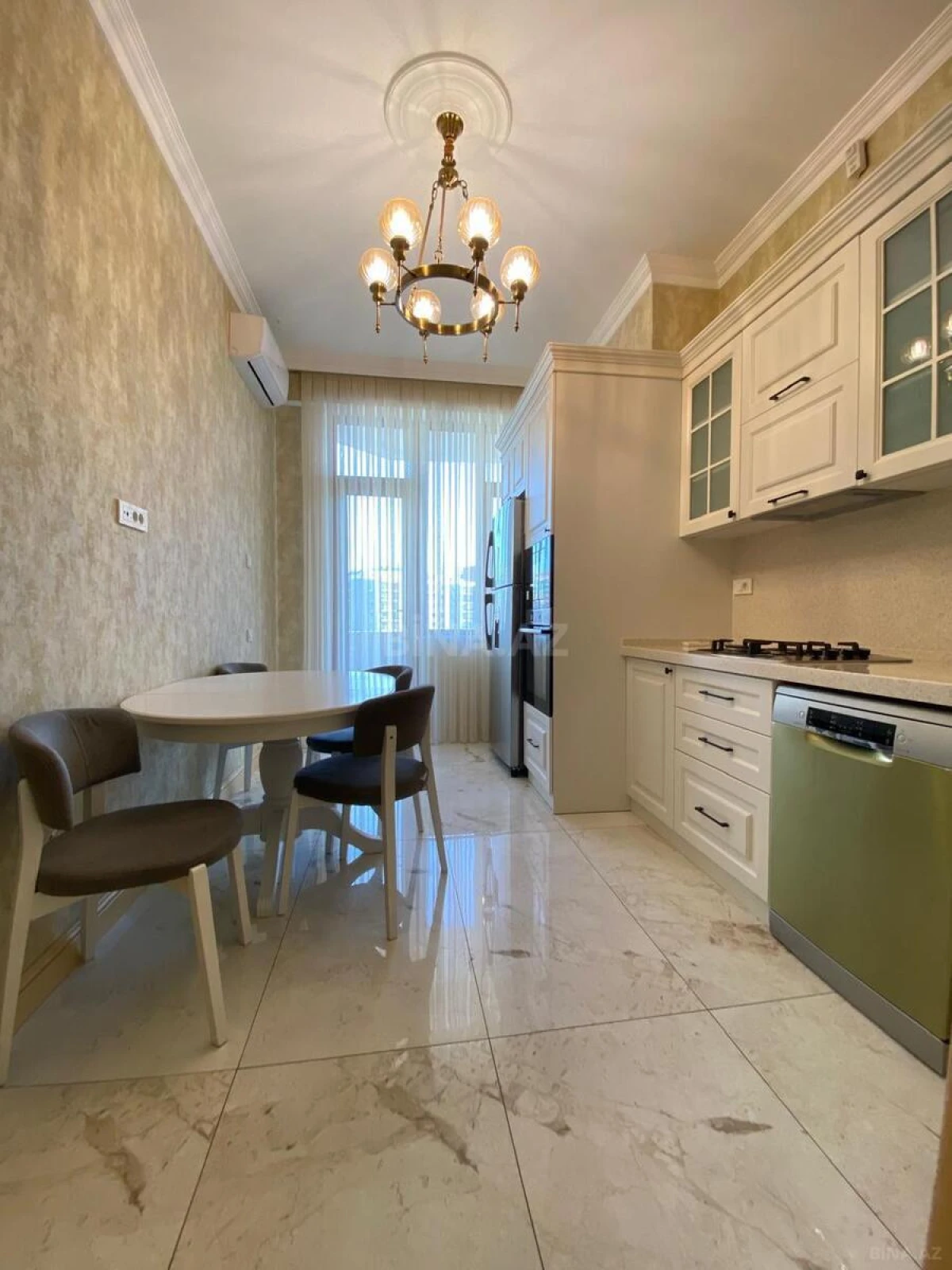 Kirayə verilir 2 otaqlı mənzil 90 m²