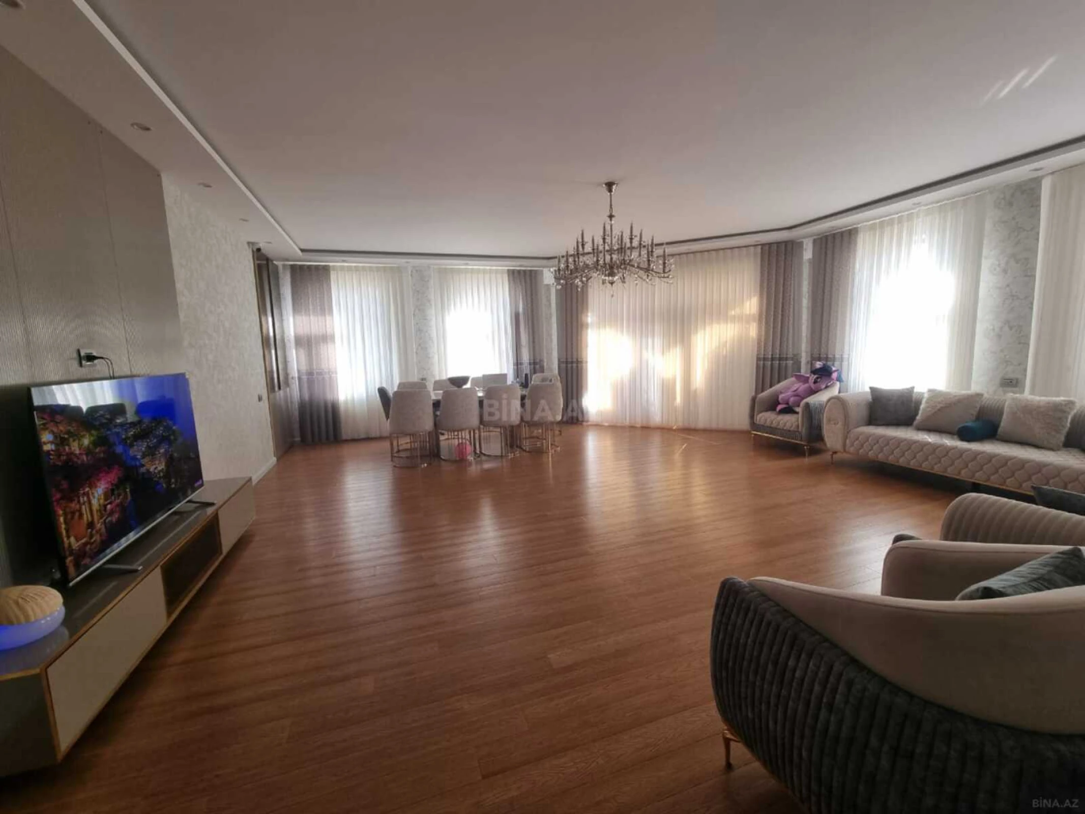 Kirayə verilir 6 otaqlı mənzil 270 m²