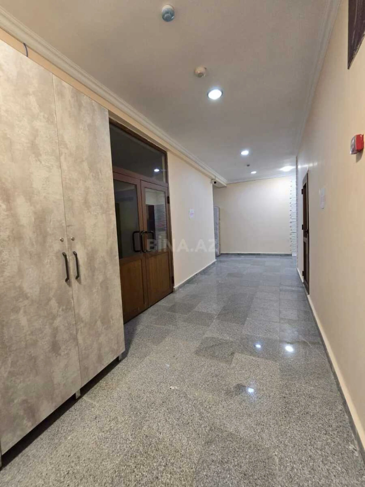 Kirayə verilir 6 otaqlı mənzil 270 m²