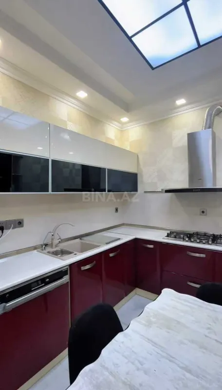 Kirayə verilir 2 otaqlı mənzil 110 m²