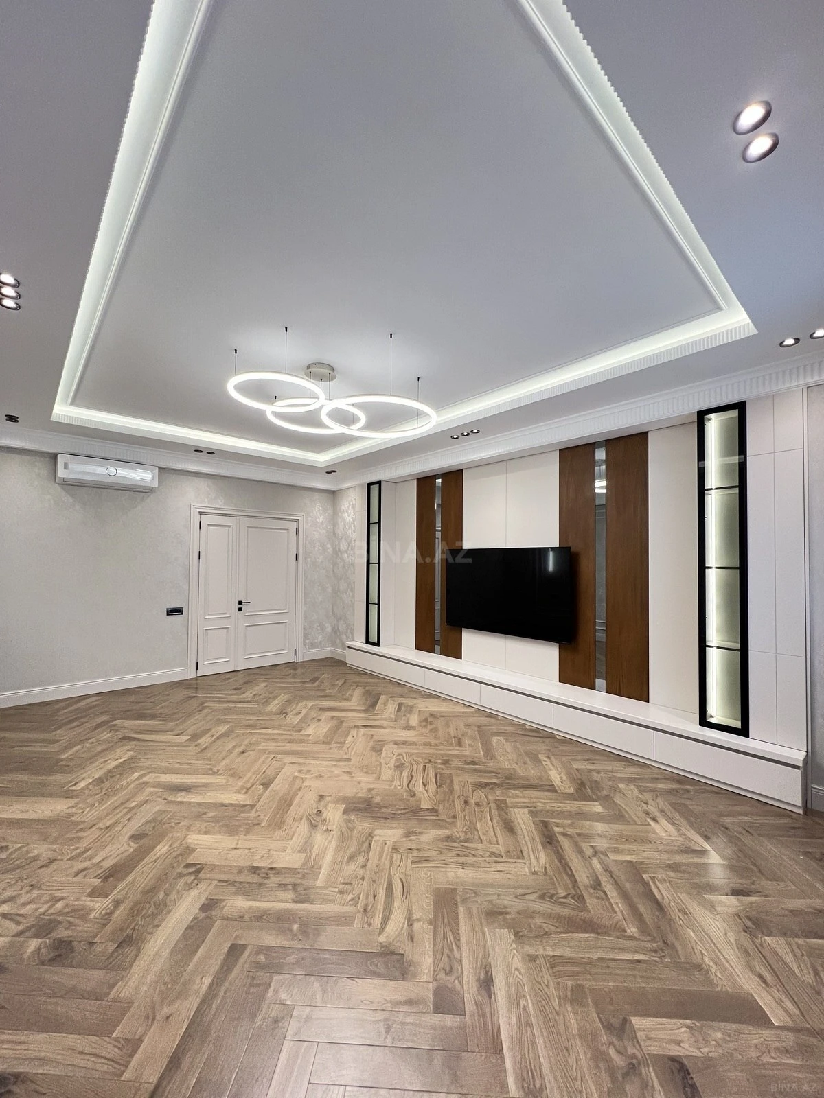 Satılır 4 otaqlı mənzil 185 m²
