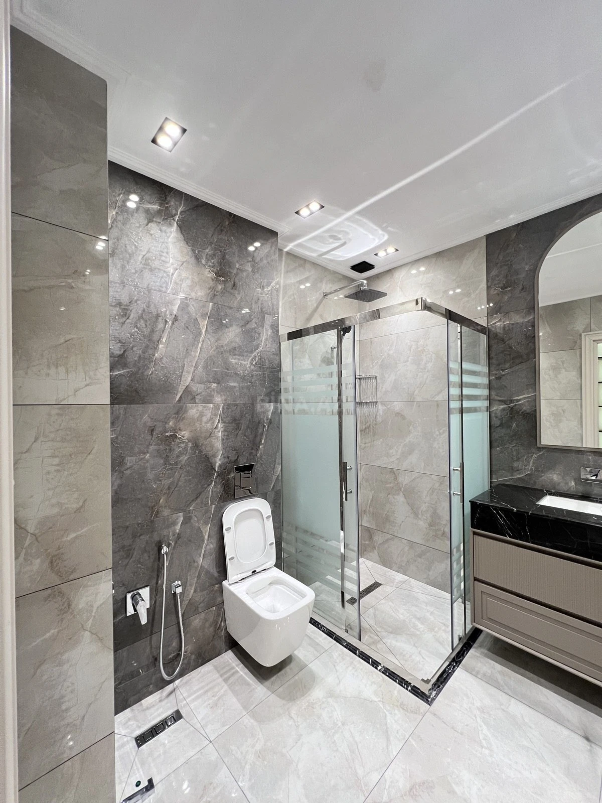 Satılır 4 otaqlı mənzil 185 m²