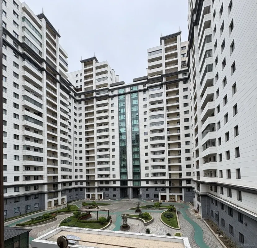 Satılır 4 otaqlı mənzil 110 m²