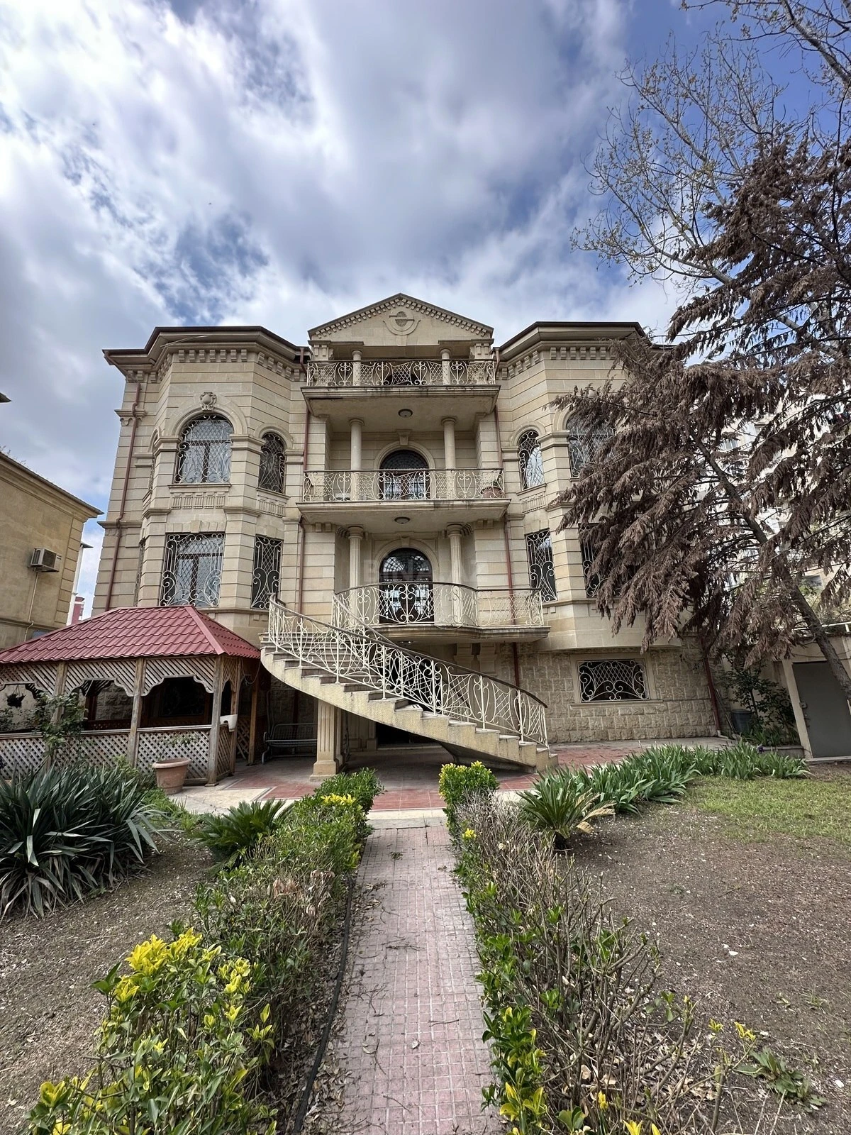 Satılır 7 otaqlı həyət evi 600 m²