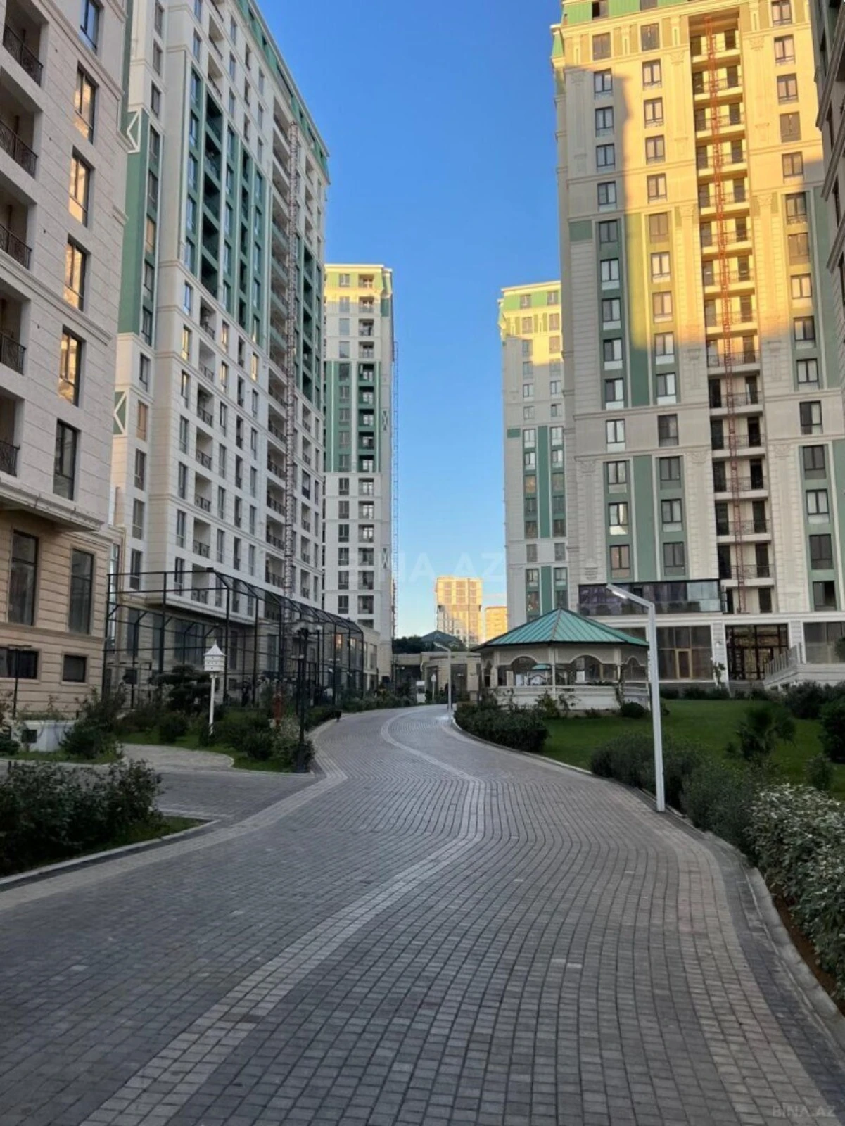 Satılır 4 otaqlı mənzil 219.6 m²