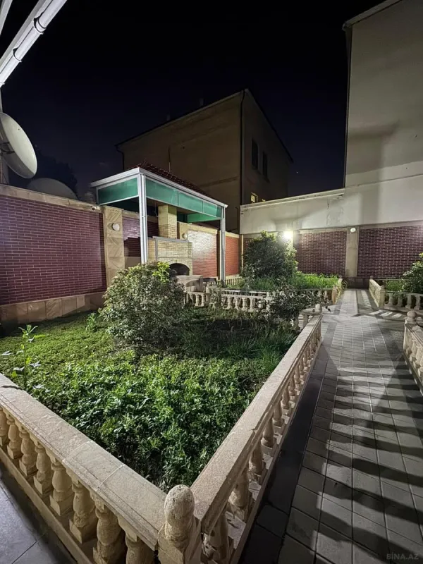 Satılır 10 otaqlı həyət evi 450 m²