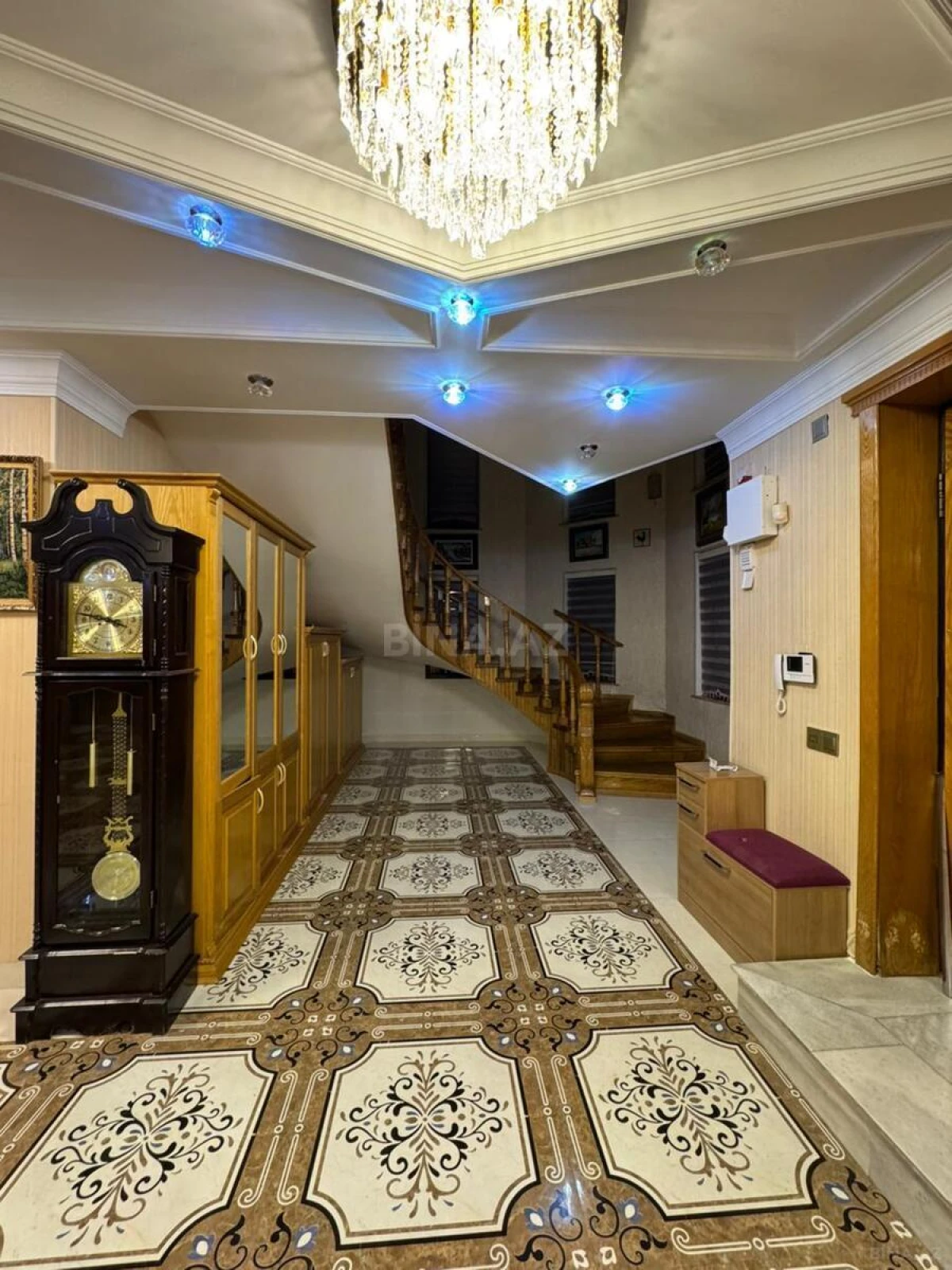 Satılır 10 otaqlı həyət evi 450 m²