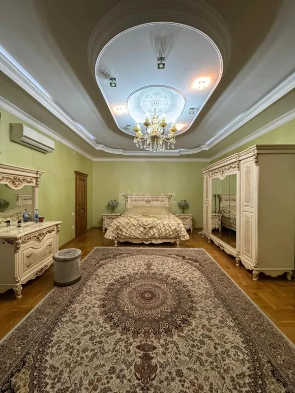 Satılır 10 otaqlı həyət evi 450 m²