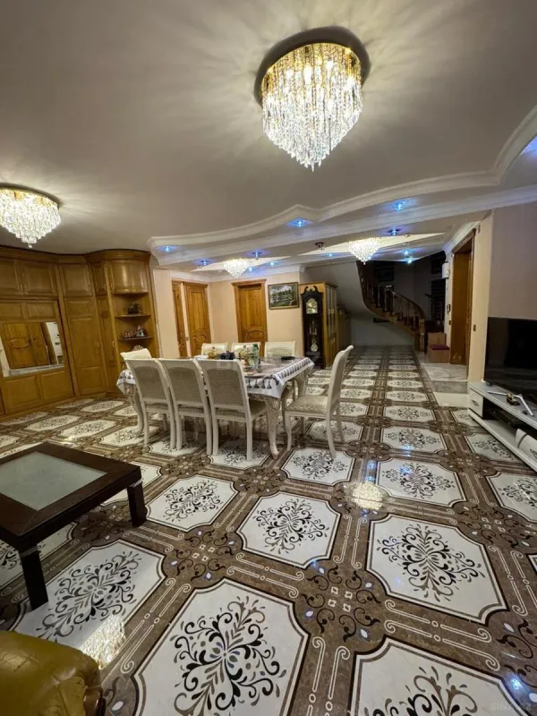 Satılır 10 otaqlı həyət evi 450 m²