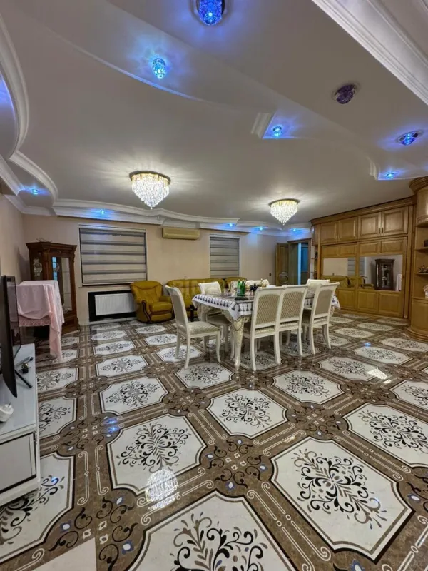 Satılır 10 otaqlı həyət evi 450 m²