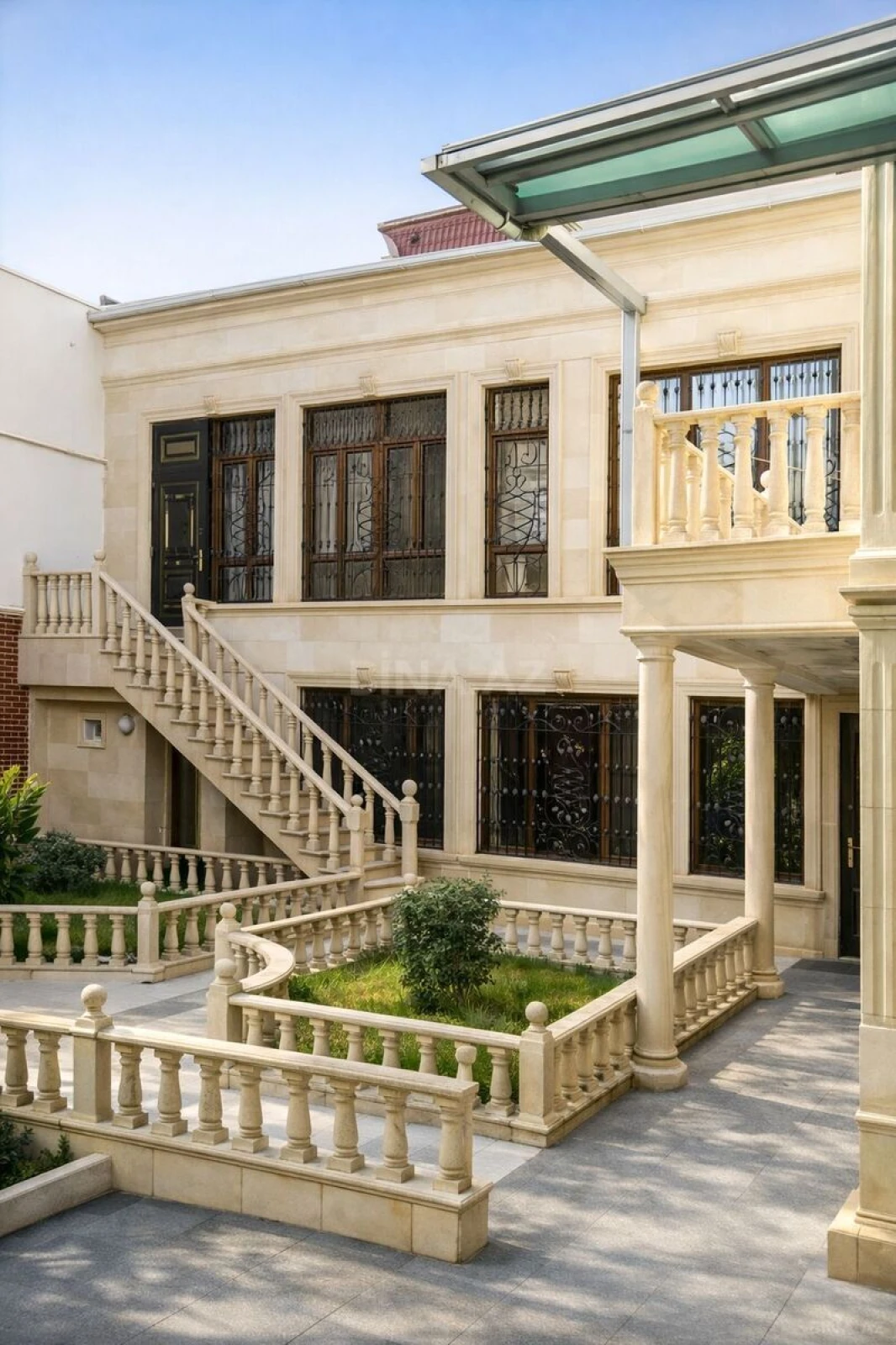 Satılır 10 otaqlı həyət evi 450 m²