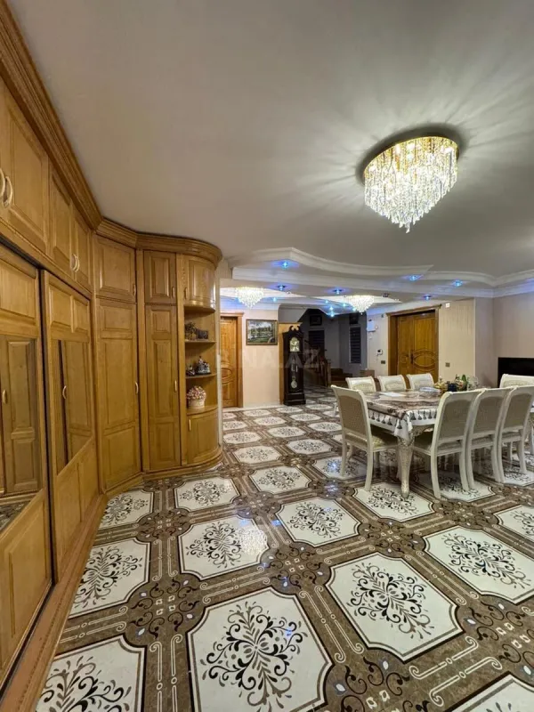 Satılır 10 otaqlı həyət evi 450 m²