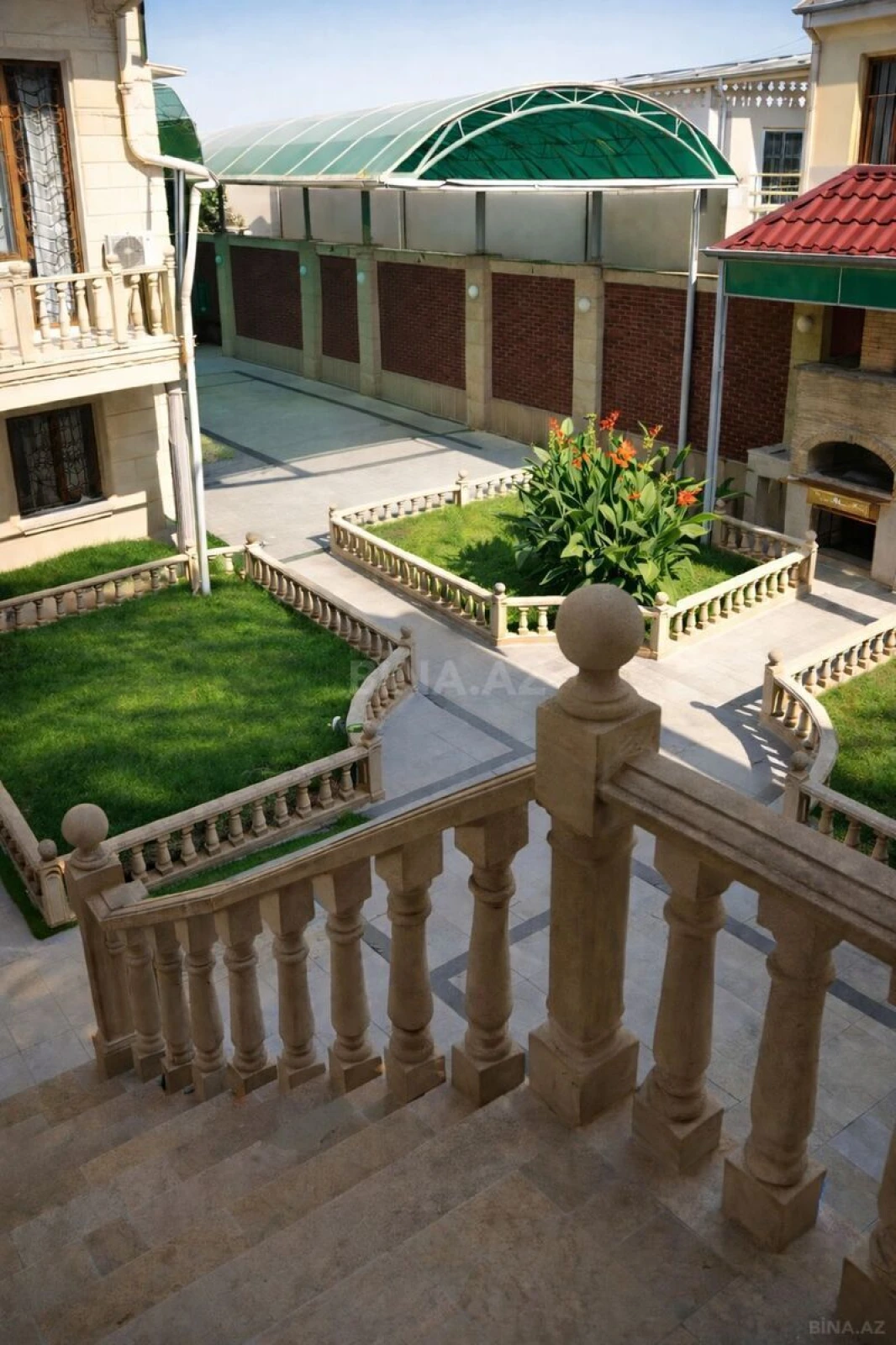 Satılır 10 otaqlı həyət evi 450 m²