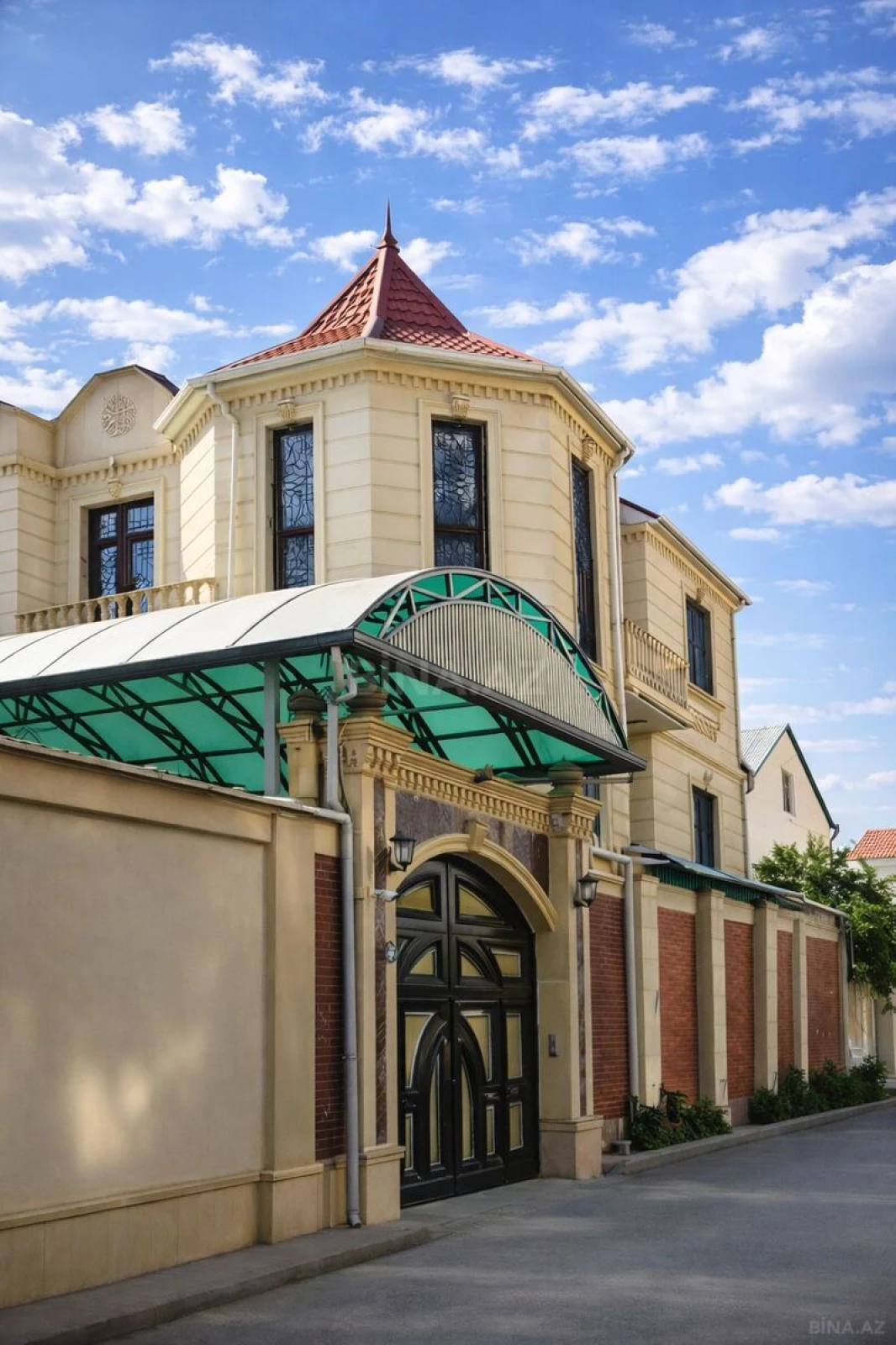 Satılır 10 otaqlı həyət evi 450 m²