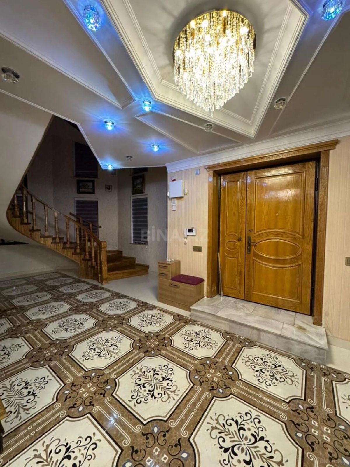Satılır 10 otaqlı həyət evi 450 m²