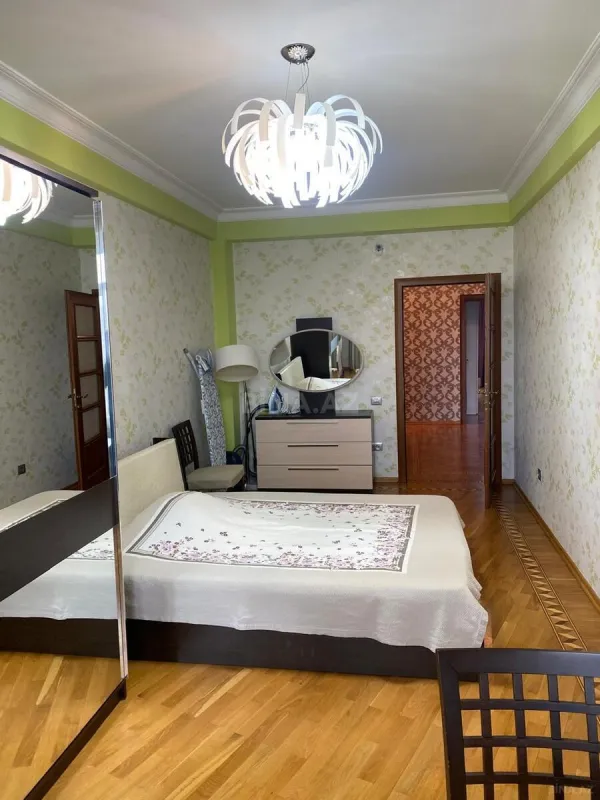 Kirayə verilir 4 otaqlı mənzil 200 m²