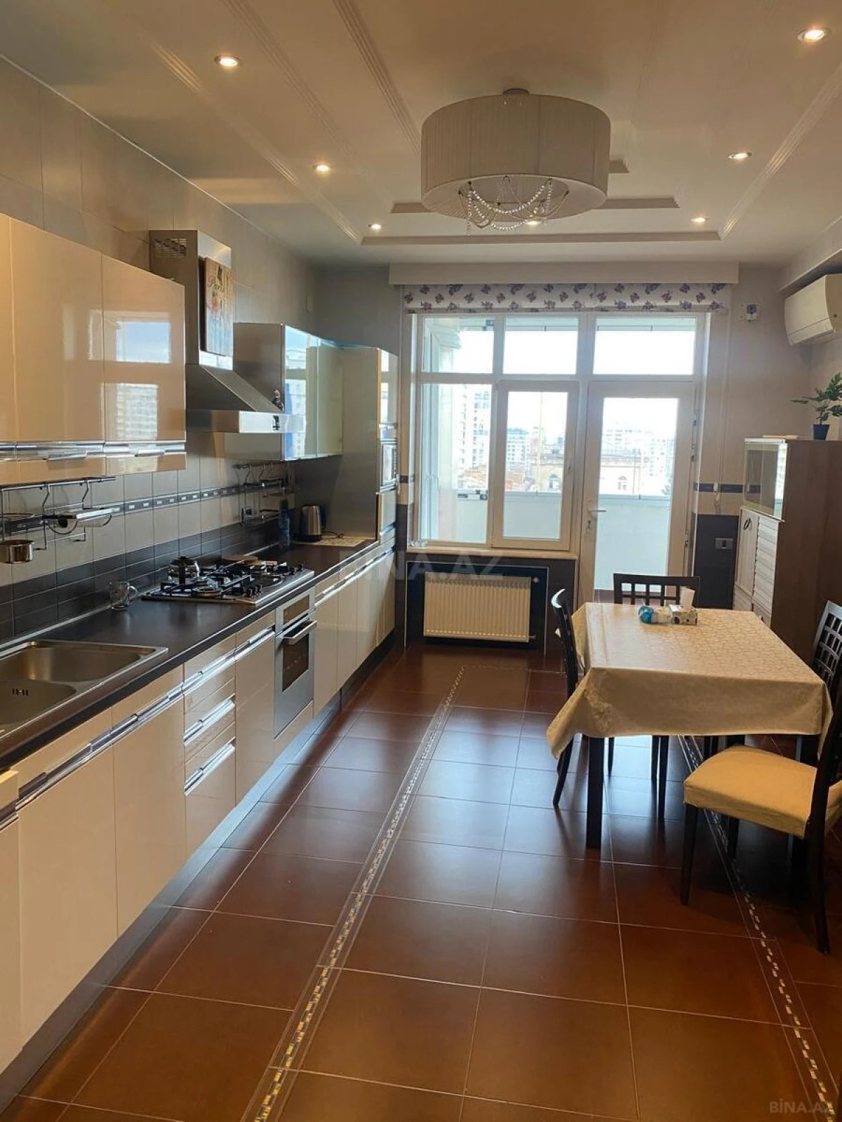 Kirayə verilir 4 otaqlı mənzil 200 m²
