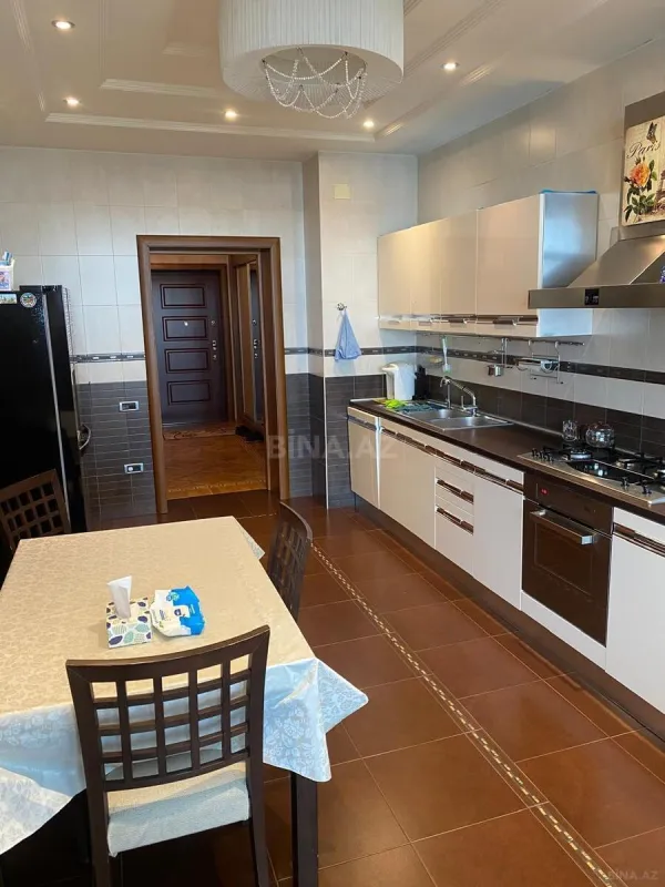 Kirayə verilir 4 otaqlı mənzil 200 m²