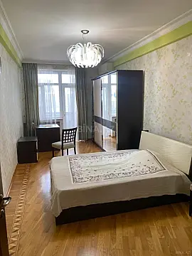 Kirayə verilir 4 otaqlı mənzil 200 m²