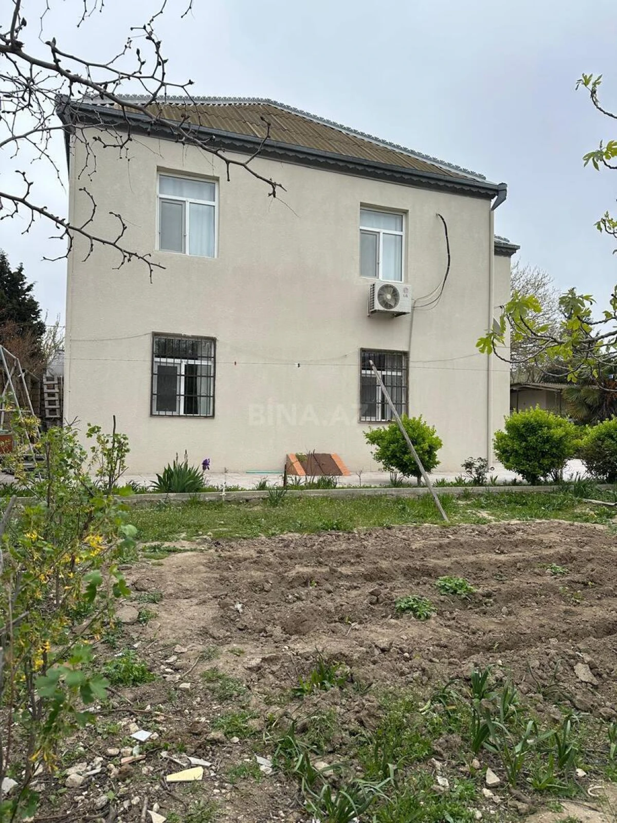 Satılır 9 otaqlı həyət evi 240 m²