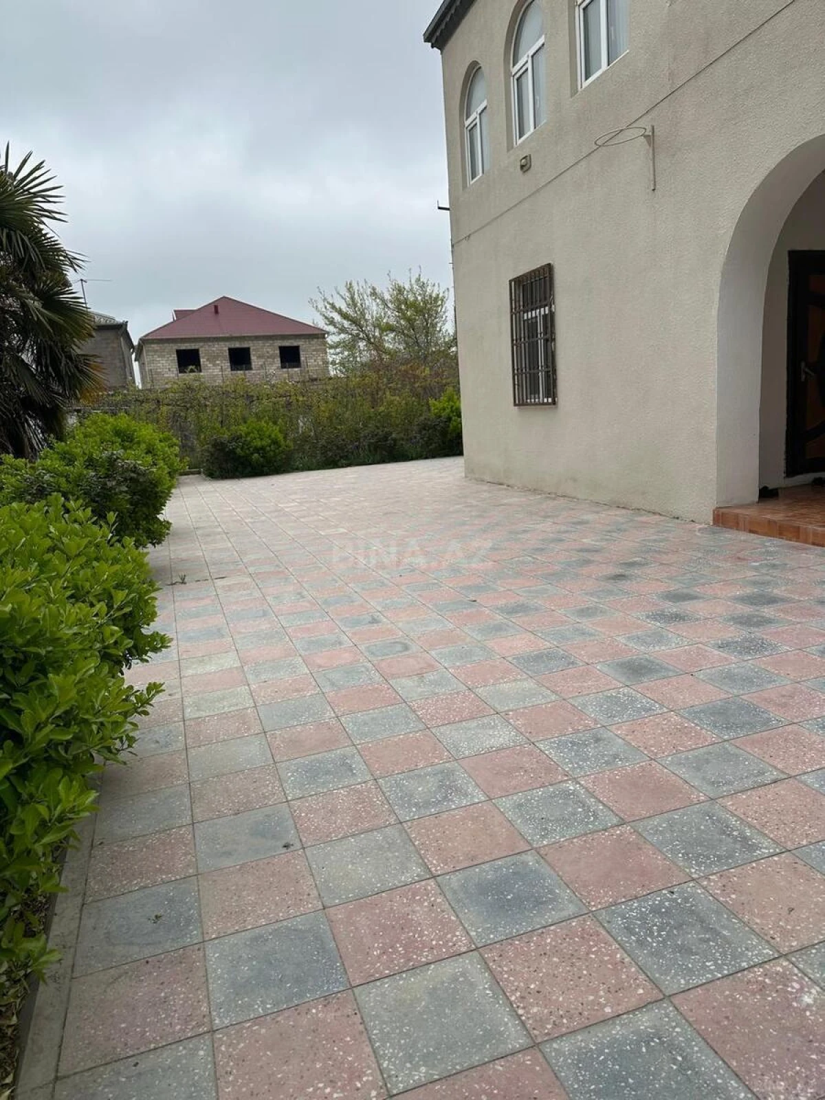 Satılır 9 otaqlı həyət evi 240 m²