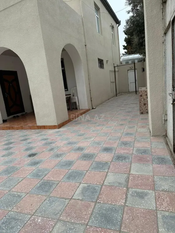 Satılır 9 otaqlı həyət evi 240 m²