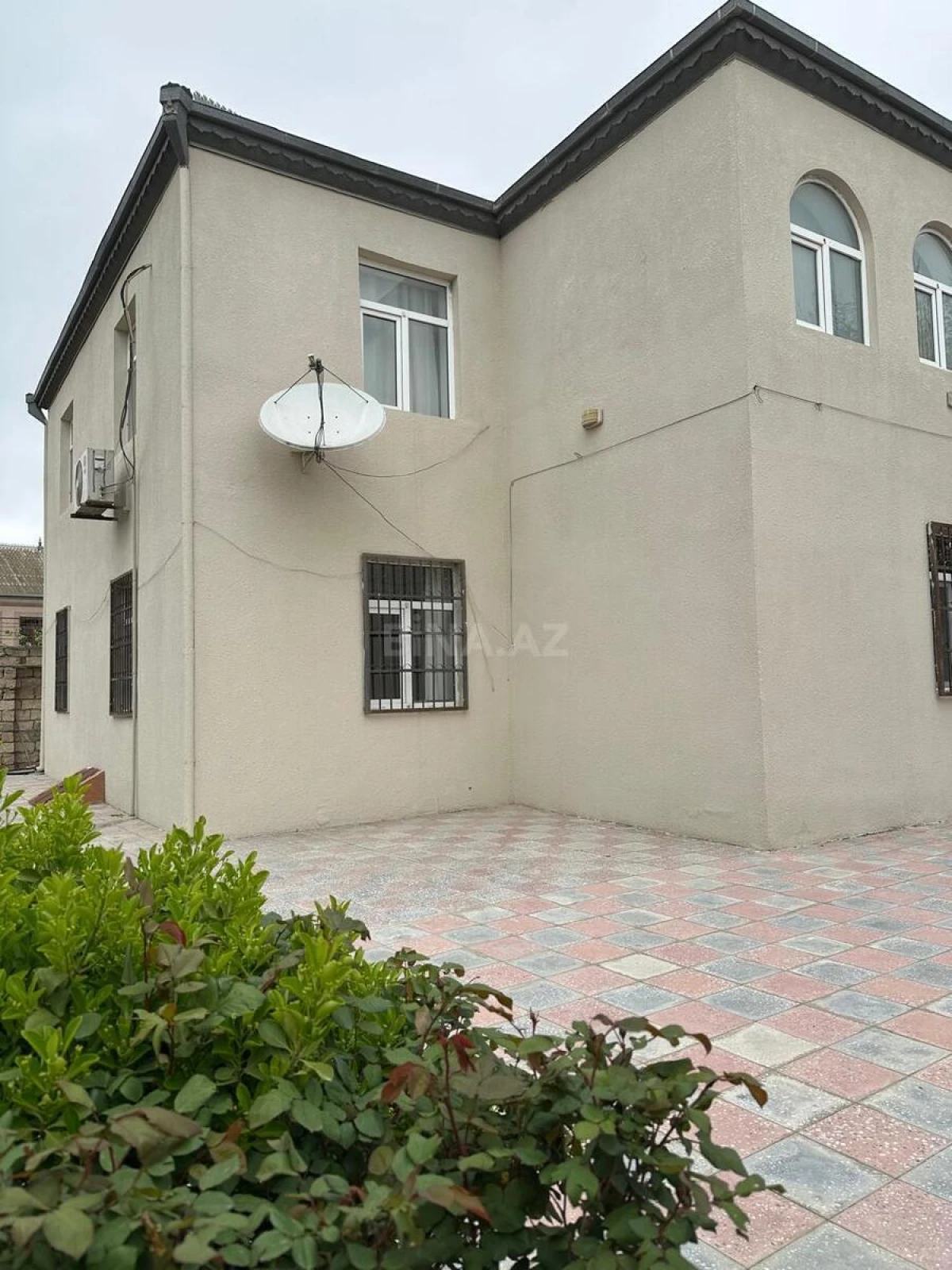 Satılır 9 otaqlı həyət evi 240 m²