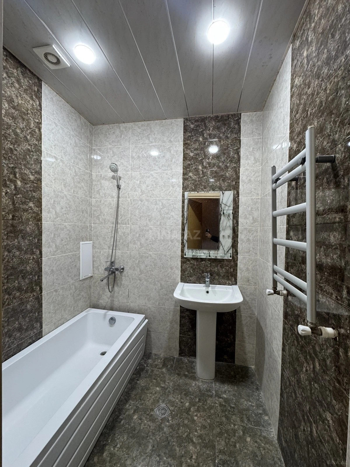 Kirayə verilir 2 otaqlı mənzil 102 m²