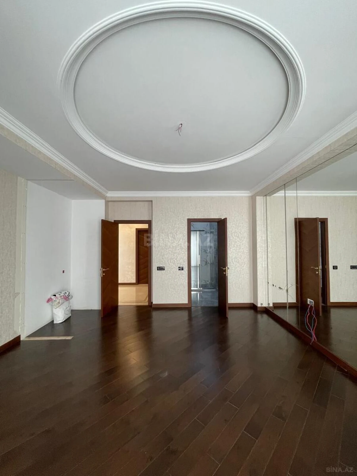Satılır 3 otaqlı mənzil 151 m²