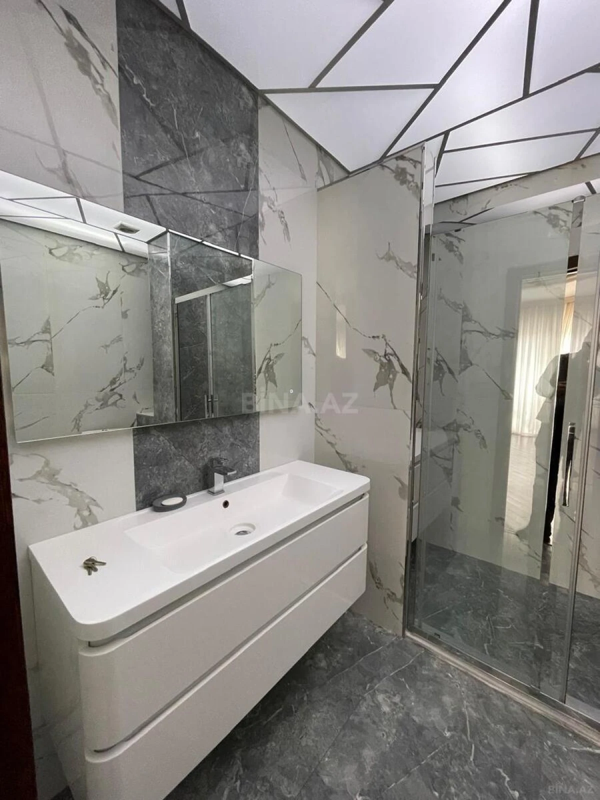 Satılır 3 otaqlı mənzil 151 m²
