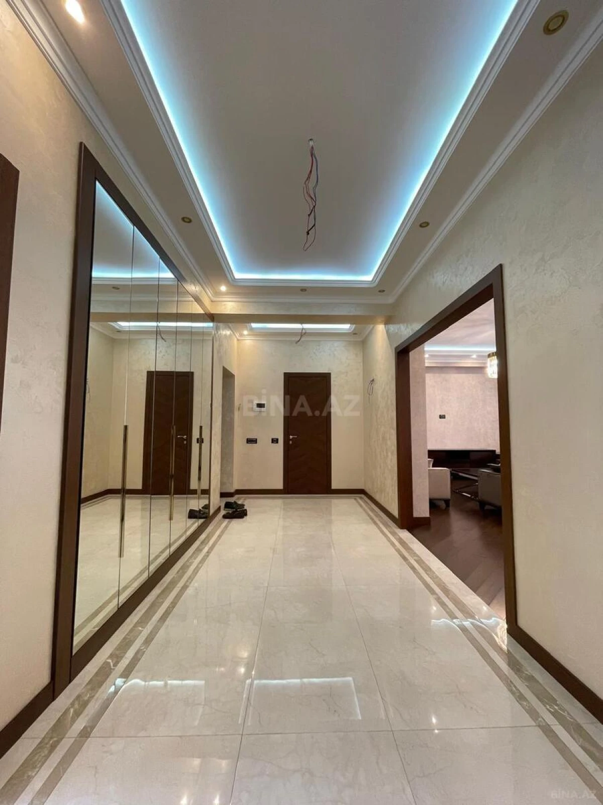 Satılır 3 otaqlı mənzil 151 m²