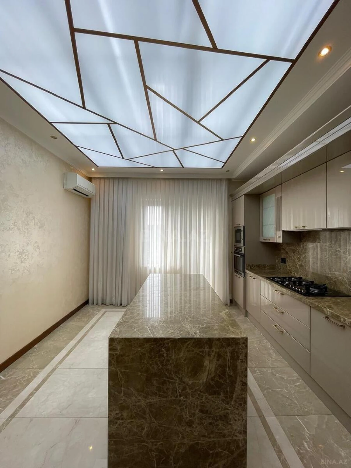 Satılır 3 otaqlı mənzil 151 m²