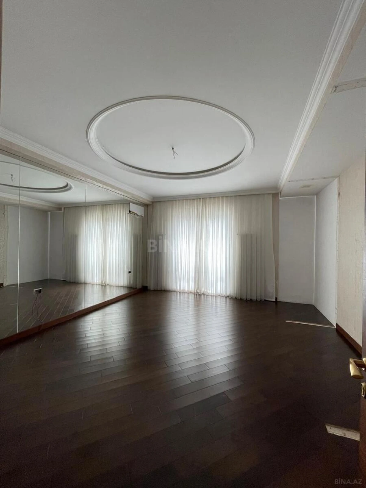 Satılır 3 otaqlı mənzil 151 m²