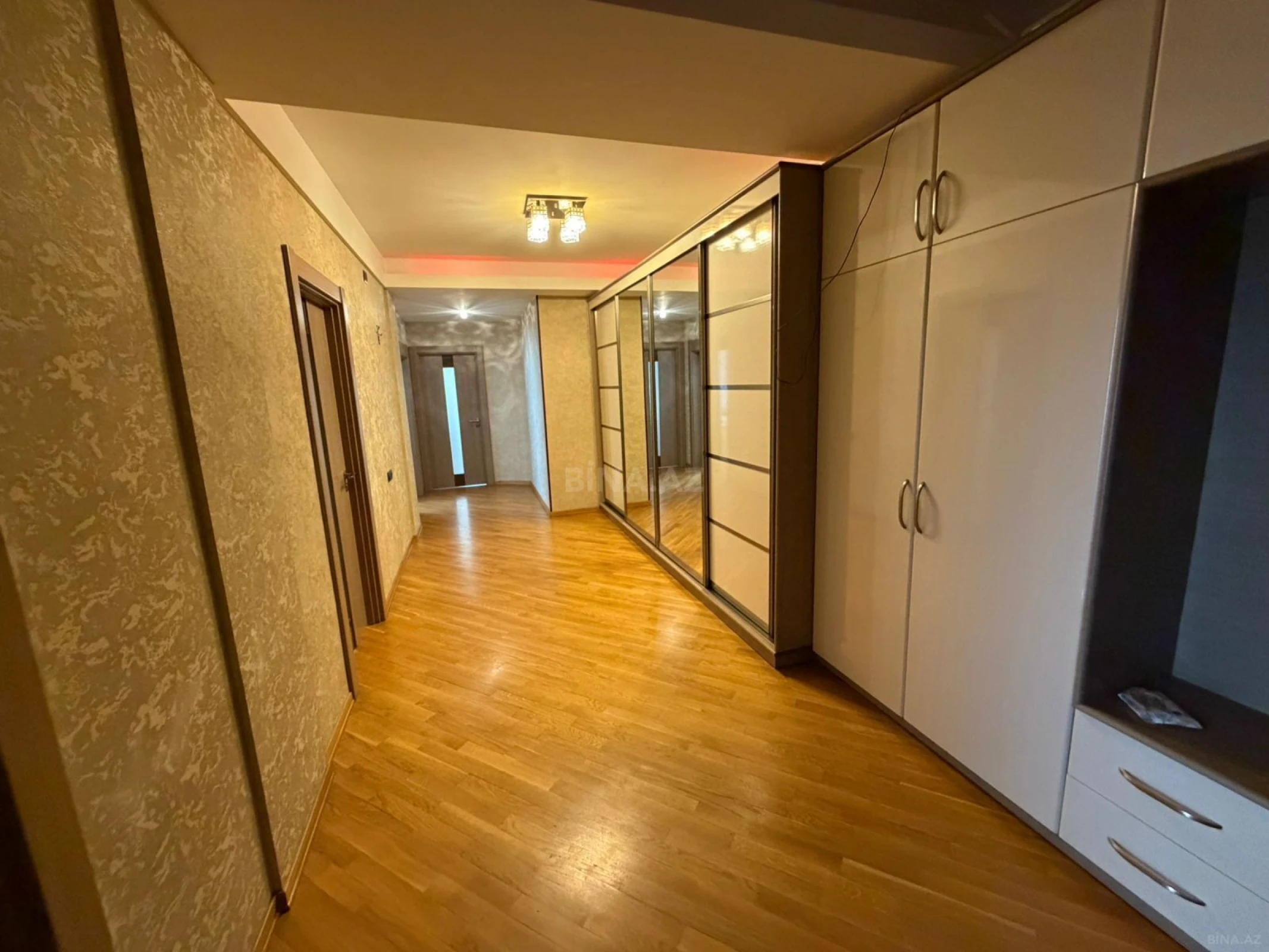 Satılır 3 otaqlı mənzil 124 m²