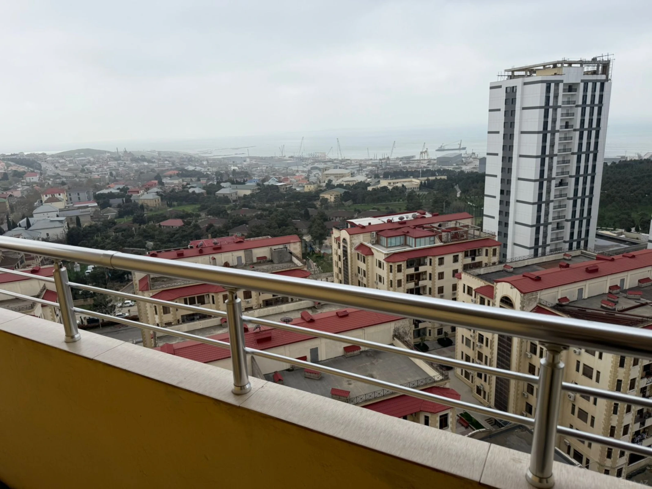 Satılır 3 otaqlı mənzil 124 m²