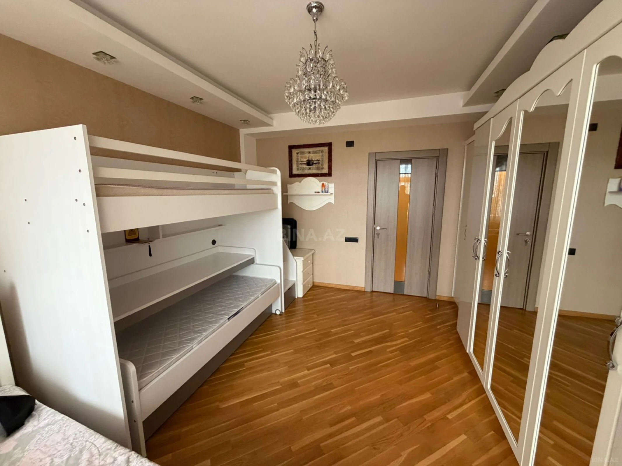 Satılır 3 otaqlı mənzil 124 m²