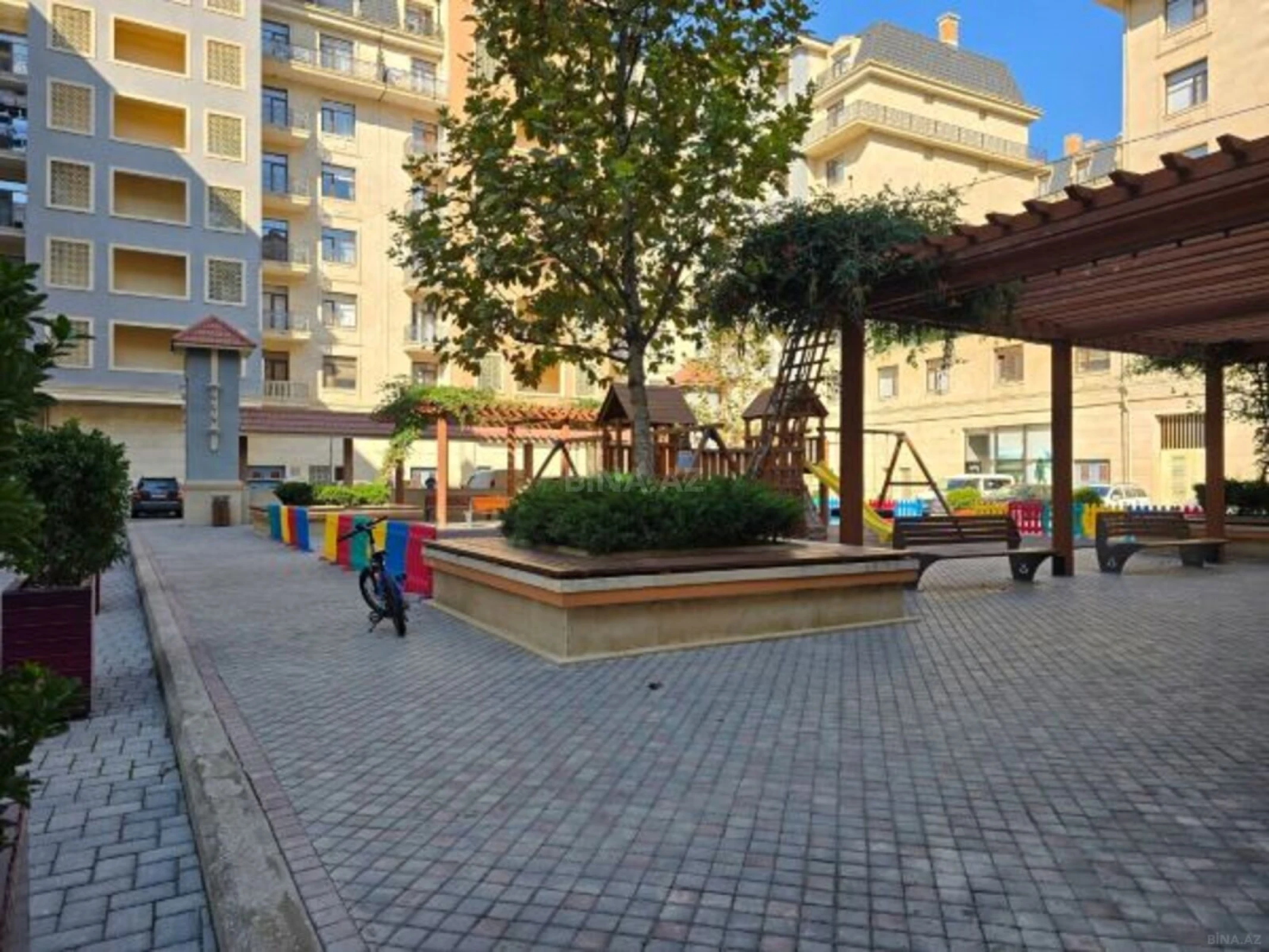 Satılır 4 otaqlı mənzil 161 m²