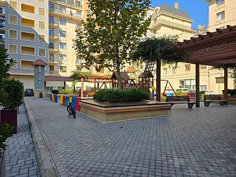 Satılır 4 otaqlı mənzil 161 m²