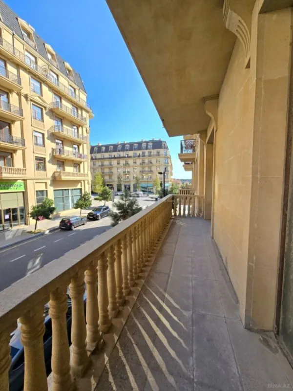 Satılır 4 otaqlı mənzil 161 m²