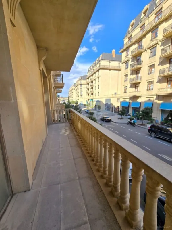 Satılır 4 otaqlı mənzil 161 m²