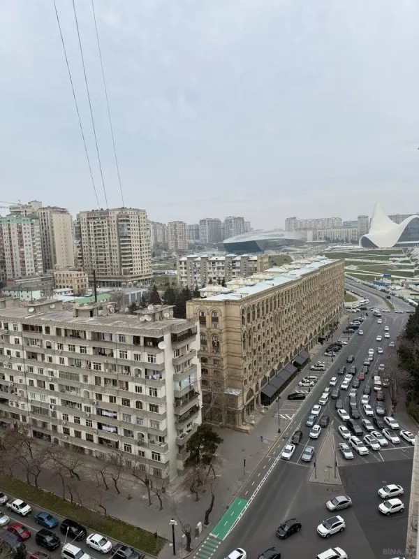 Satılır 4 otaqlı mənzil 185 m²